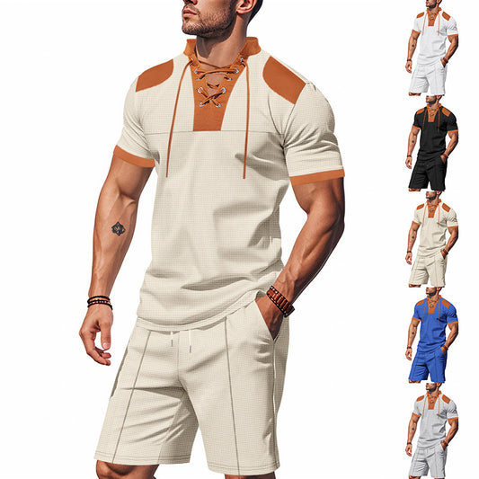 Polo-shirt pour hommes avec un design de laçage unique et des shorts assortis Chic und Stil