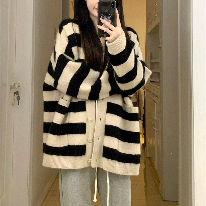 Women's comfortable knitted cardigan with wide stripes and practical pockets. Chic and stylish.