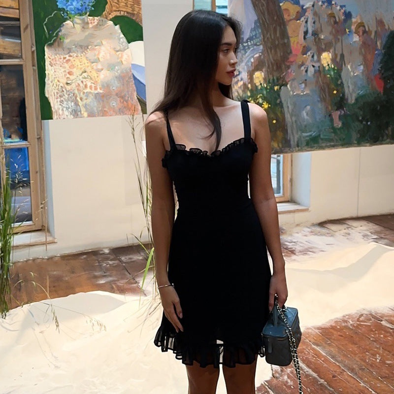 Robe mini féminine ludique avec des détails en volants et des bretelles spaghetti Chic und Stil