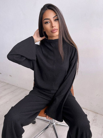 Women's casual jumpsuit in soft ribbed fabric. Chic and stylish.