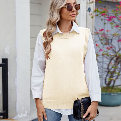 Women's knitted sweater with side button details and a modern Chic und Stil fit