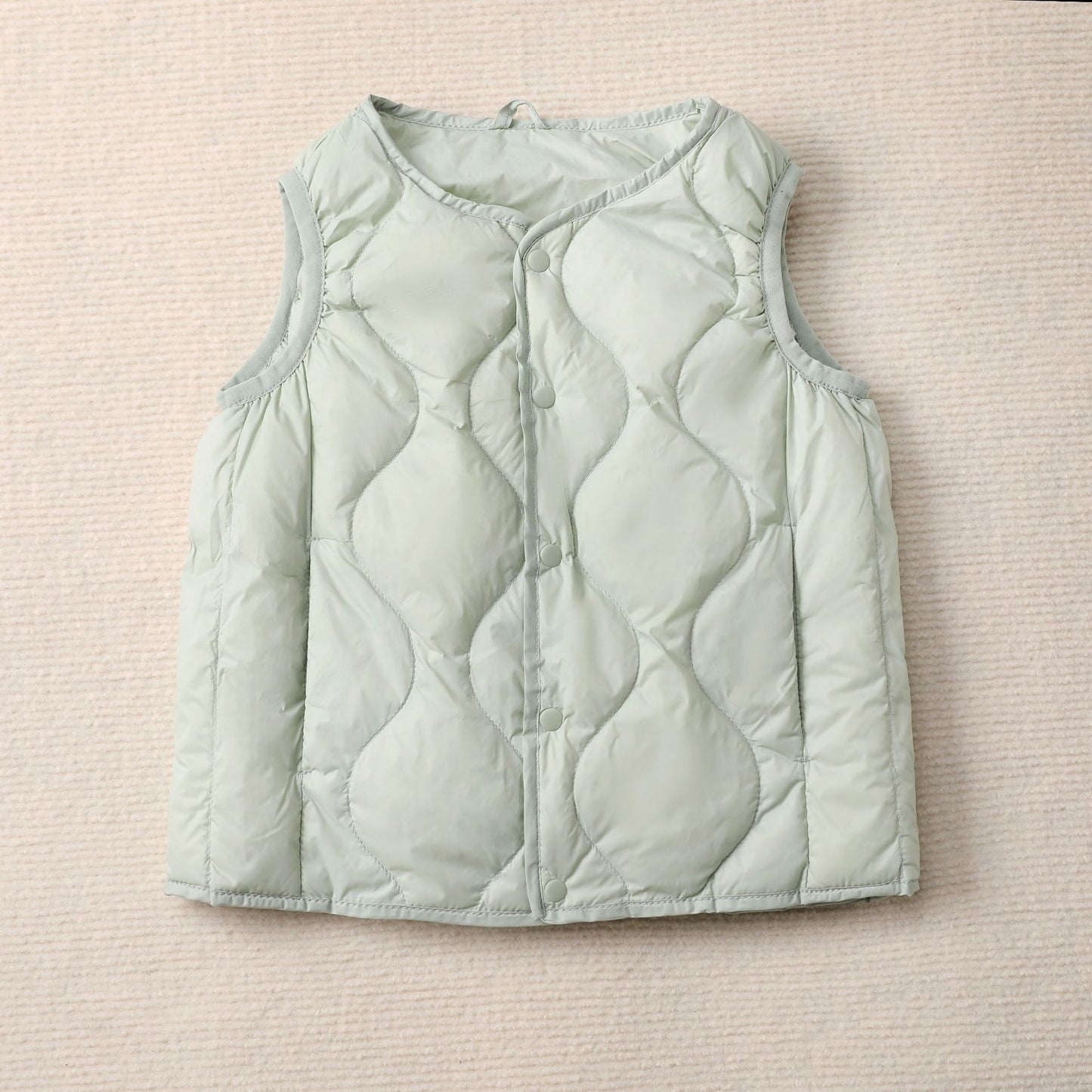 Sleeveless women's jacket with a stylish quilted pattern and functional snap buttons Chic and Style