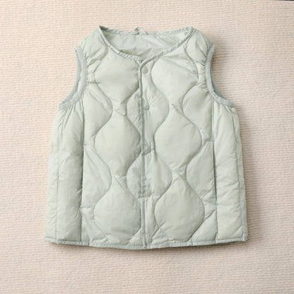 Sleeveless women's jacket with a stylish quilted pattern and functional snap buttons Chic and Style