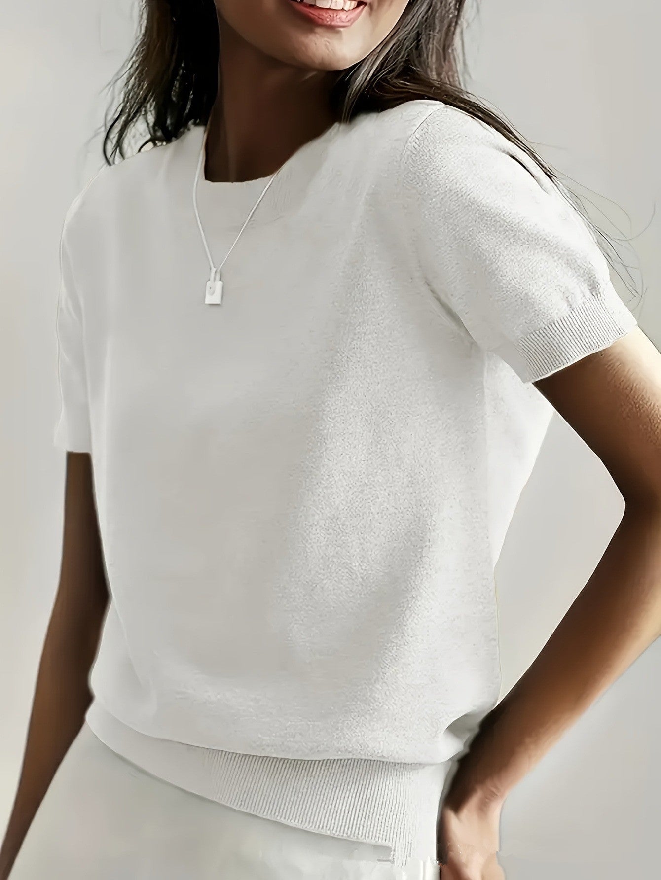 Pull en fine maille pour femmes avec une silhouette à manches courtes et un matériau fluide doux Élégance et style