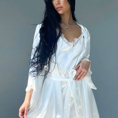 Robe de nuit en satin luxueux pour femmes avec accents en dentelle et manteau kimono Chic und Stil