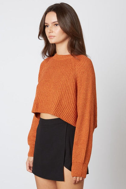 Dames tendance, pull court en tricot avec structure côtelée et épaules tombantes Chic und Stil