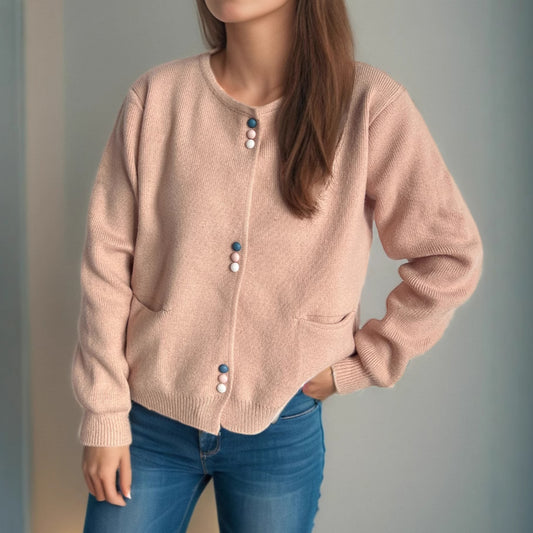 Cardigan pour femmes avec des boutons décoratifs et des poches pratiques Chic und Stil