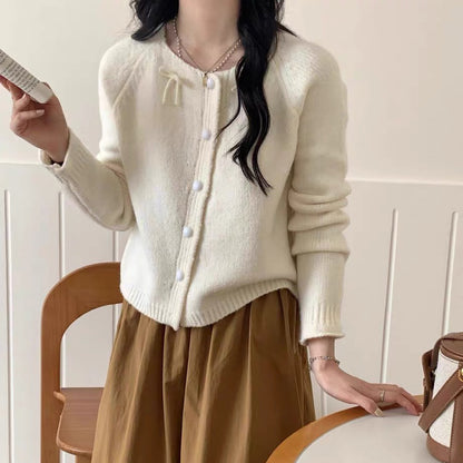 Dames Pull-over douillet avec des nœuds décoratifs et de grands boutons Chic und Stil