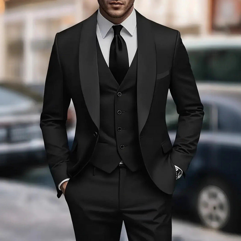 Costume élégant pour hommes avec une coupe slim et un revers en satin luxueux Chic und Stil