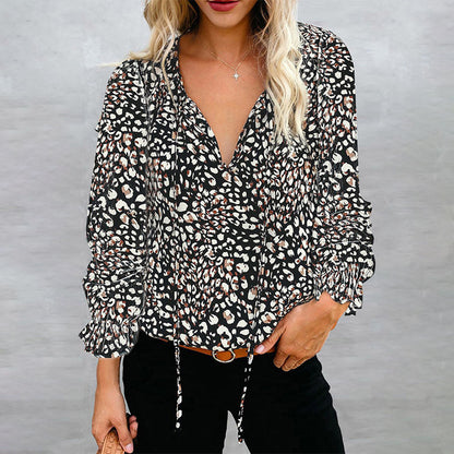 Blouse femme avec un motif léopard sophistiqué et un décolleté en V à la mode Chic und Stil