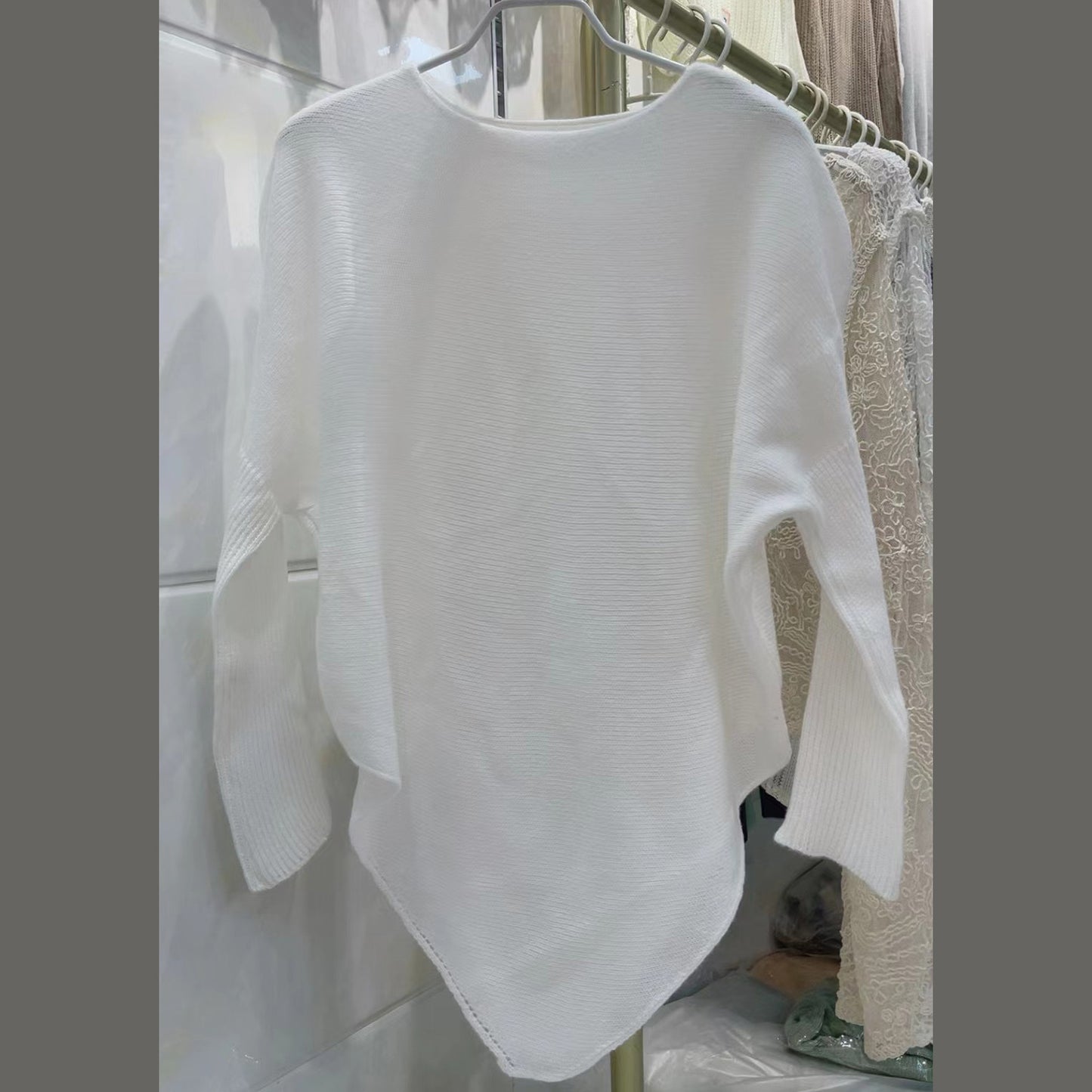 Pull femme décontracté avec coupe asymétrique et col large Chic und Stil