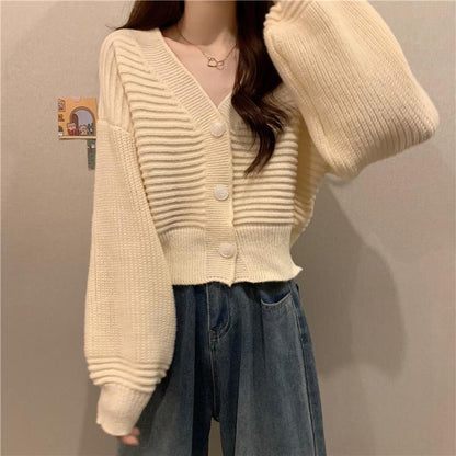 Cardigan en tricot confortable et élégant pour femmes avec des manches volumineuses et des détails de boutons Chic und Stil