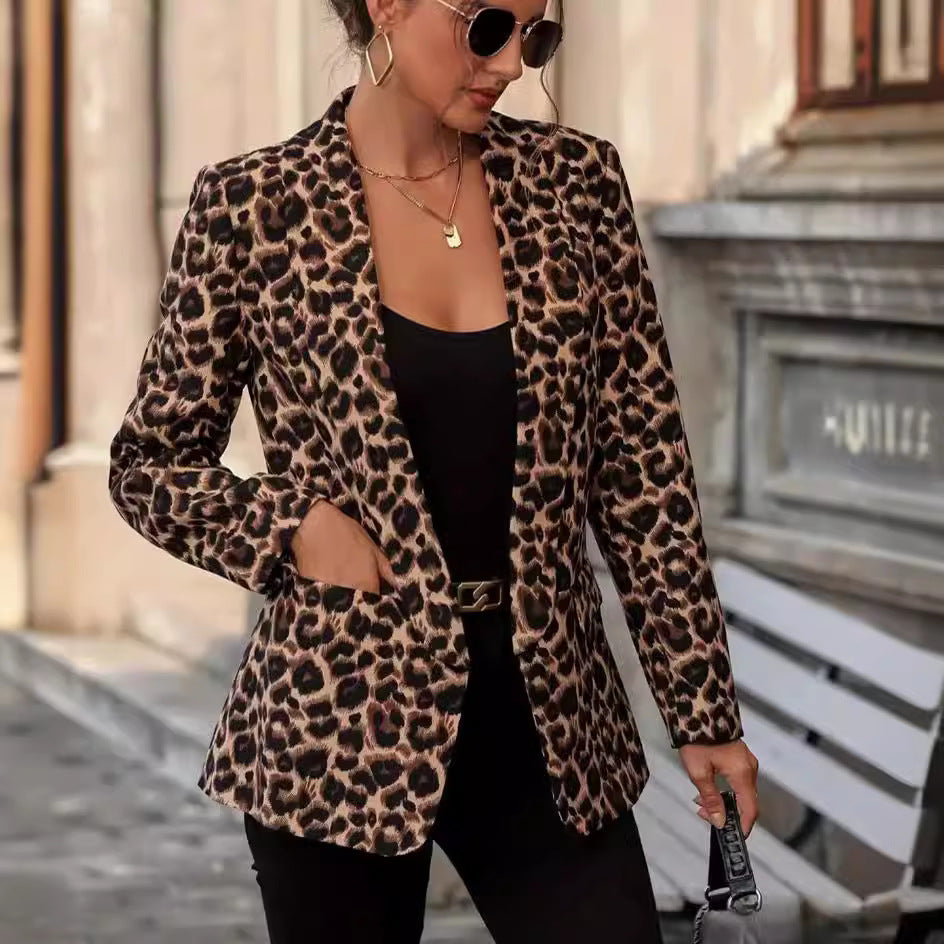 Blazer tendance pour femmes avec motif léopard et coupe cintrée Chic und Stil