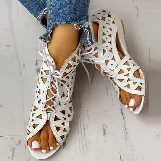 Sandales en simili cuir pour femmes avec design découpé et lacets Chic und Stil