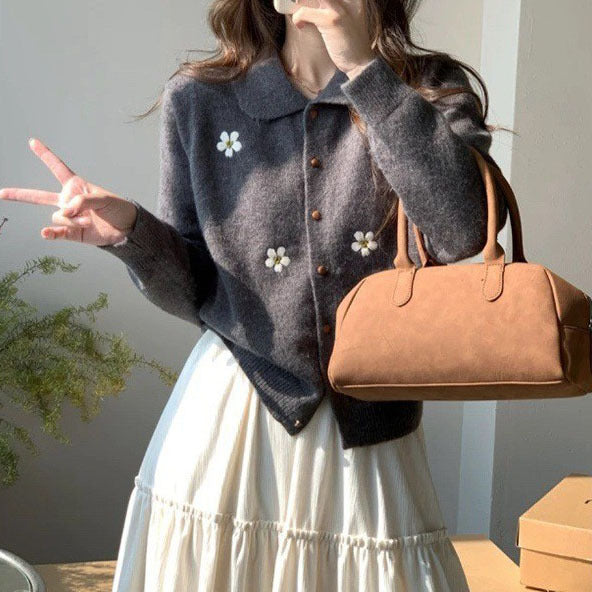 Dame cardigan avec des applications florales et un col classique Chic und Stil