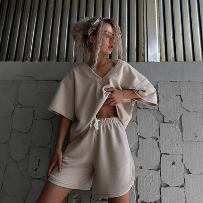Chic und Stil Women's Casual V Neck Set with Comfortable Shorts and Oversized Top