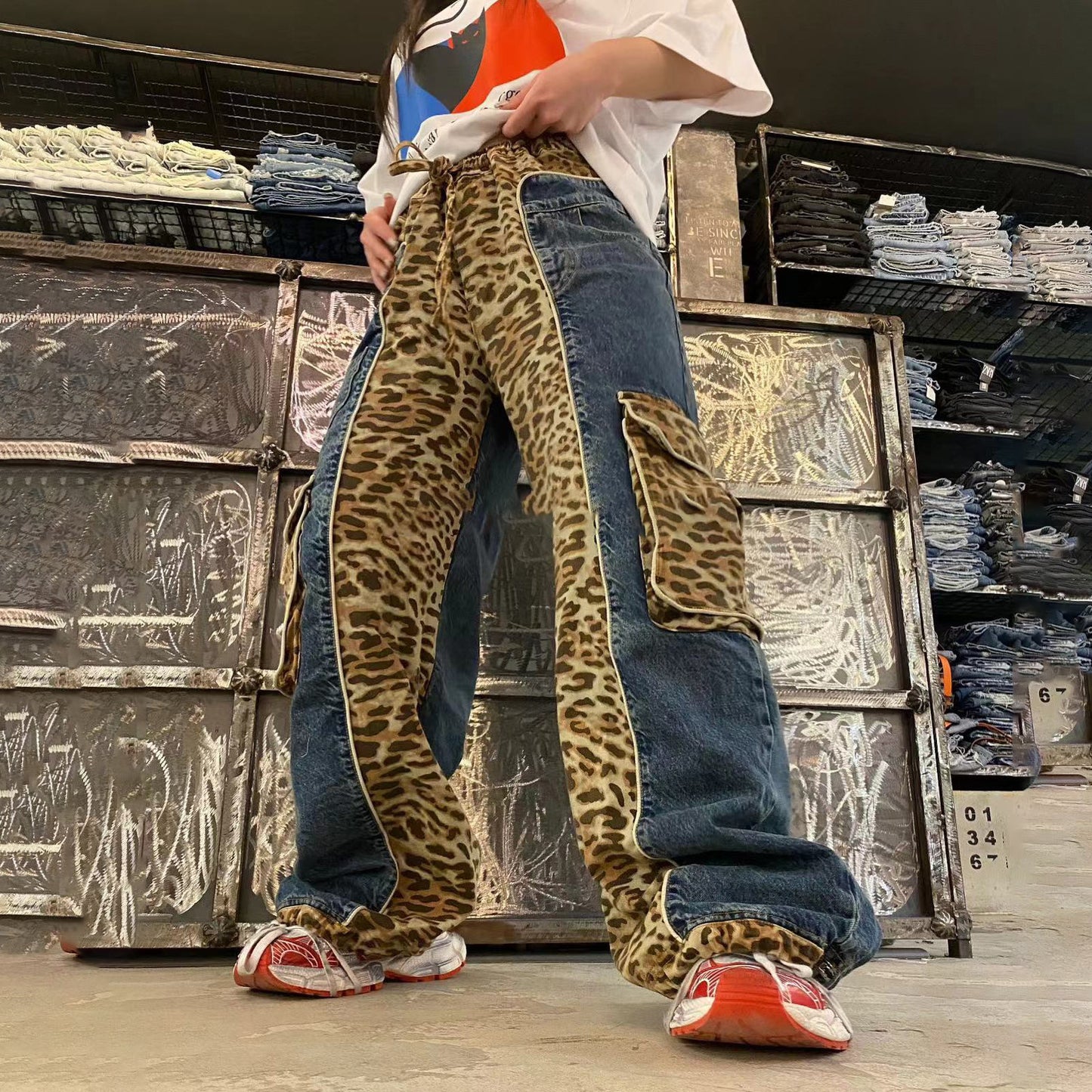 Dames cargo jeans en imprimé animal tendance avec coupe pratique Chic und Stil