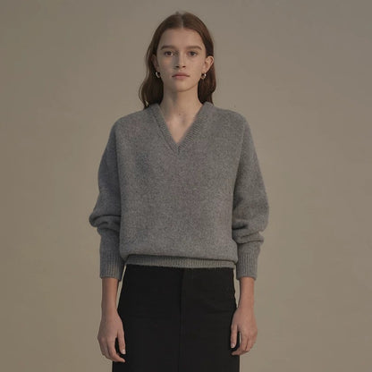 High quality wool pullover with V-neck for women Chic und Stil