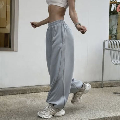 Casual sports pants for women with side stripes and practical pockets Chic and Style