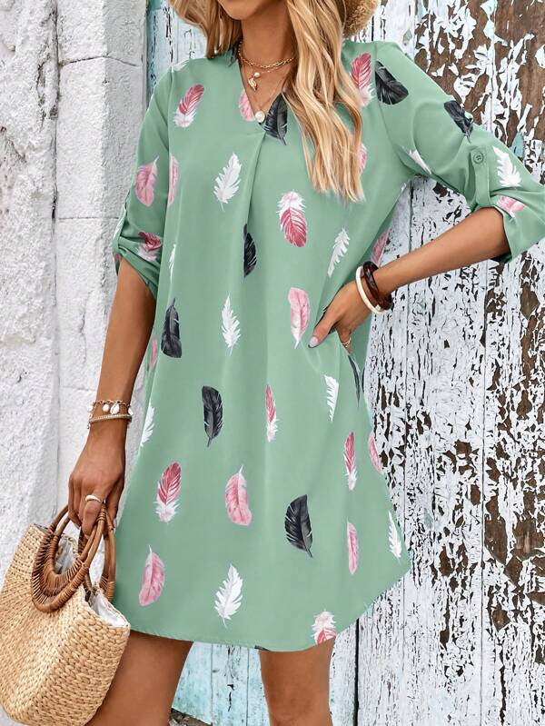 Robe courte décontractée à manches courtes pour femmes avec un joyeux motif de feuilles Chic und Stil