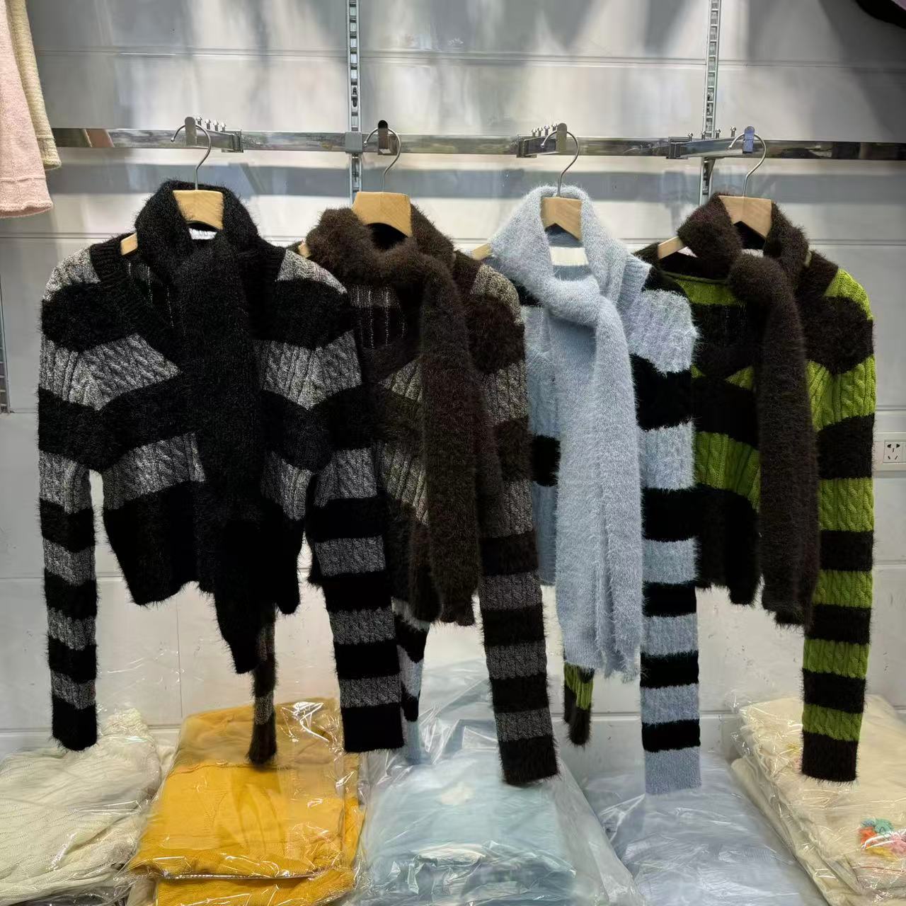Femme doux pull V avec design rayé et écharpe assortie Chic und Stil