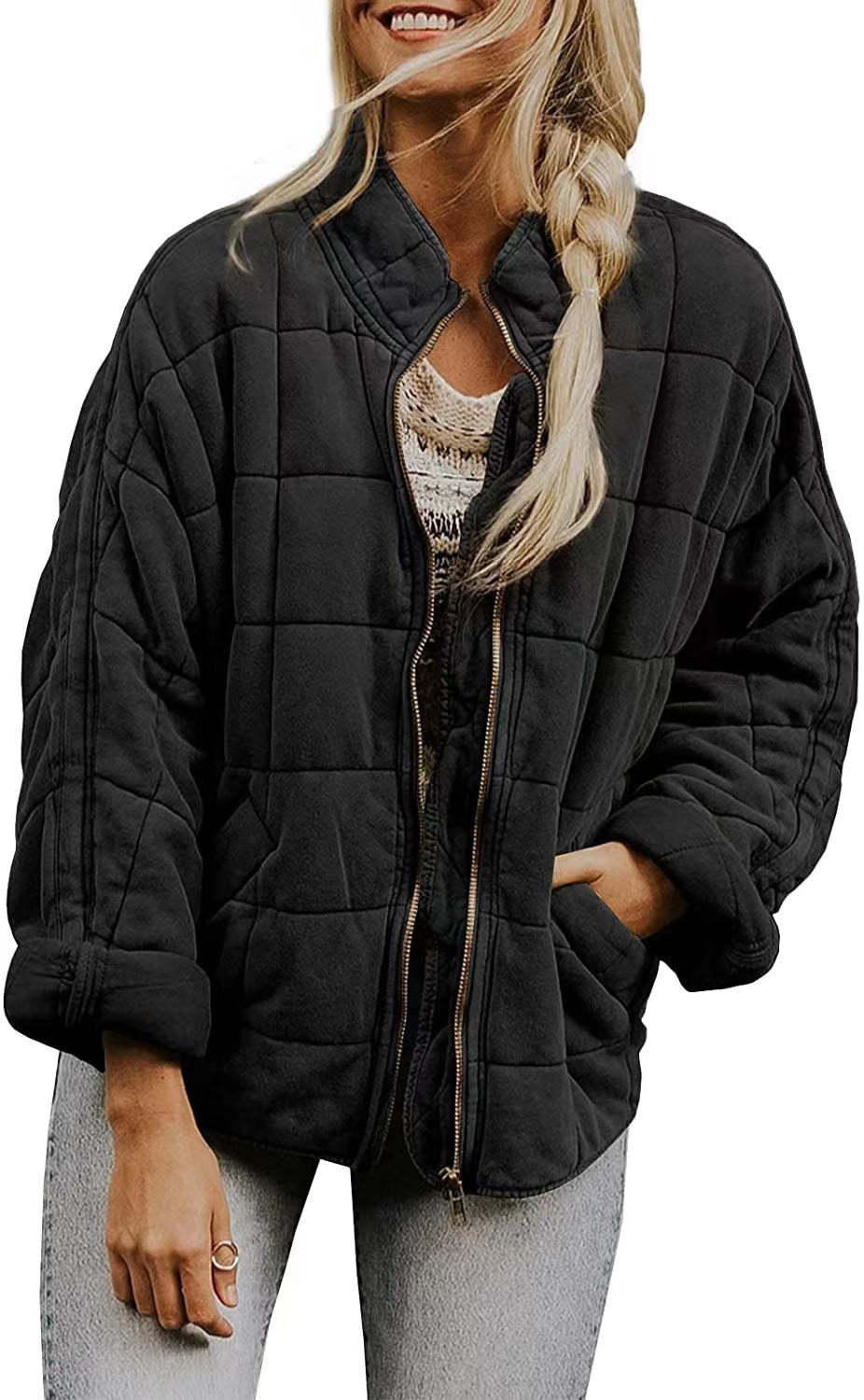 Chic women's puffer jacket with practical zipper and large pockets. Chic and stylish.