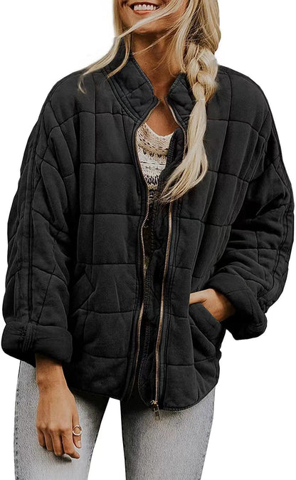 Chic women's puffer jacket with practical zipper and large pockets. Chic and stylish.