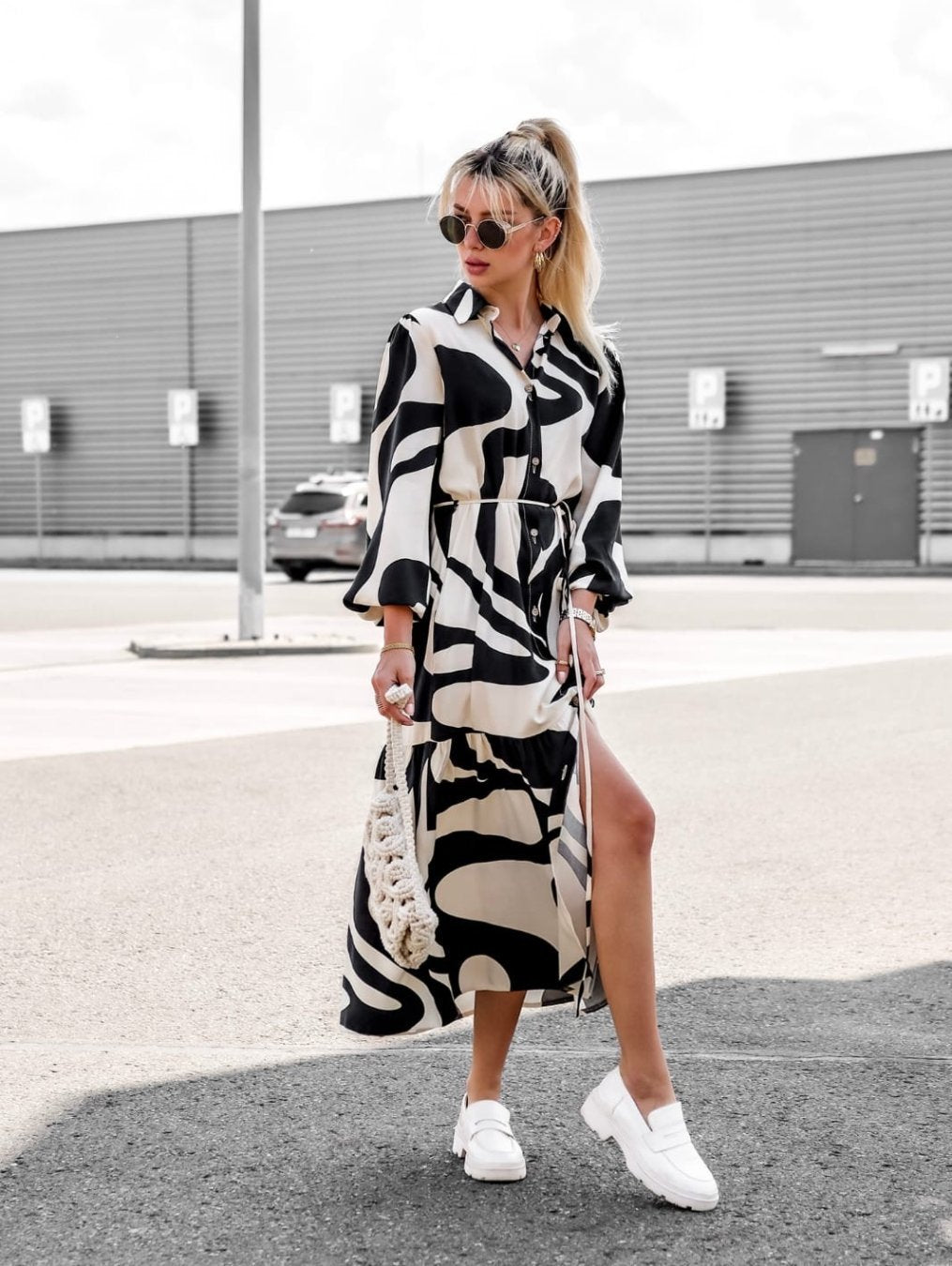 Robe chemise maxi dames avec détail de ceinture et ourlet fluide Chic und Stil