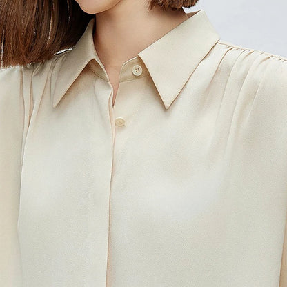 Chemise classique boutonnée pour femmes avec détails de plis subtils Chic und Stil