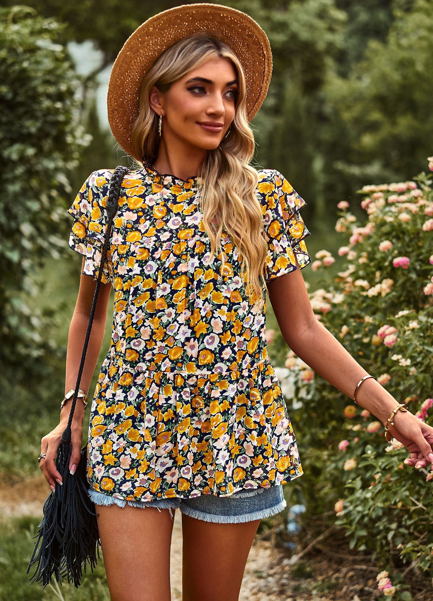 Dynamic feminine blouse with ruffle details and floral design Chic und Stil