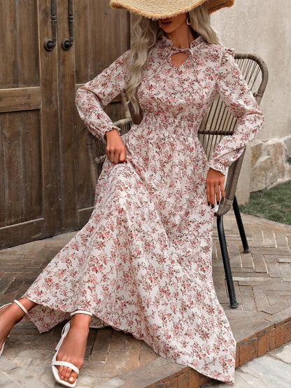 Robe maxi femme avec une coupe flatteuse et des détails floraux Chic und Stil