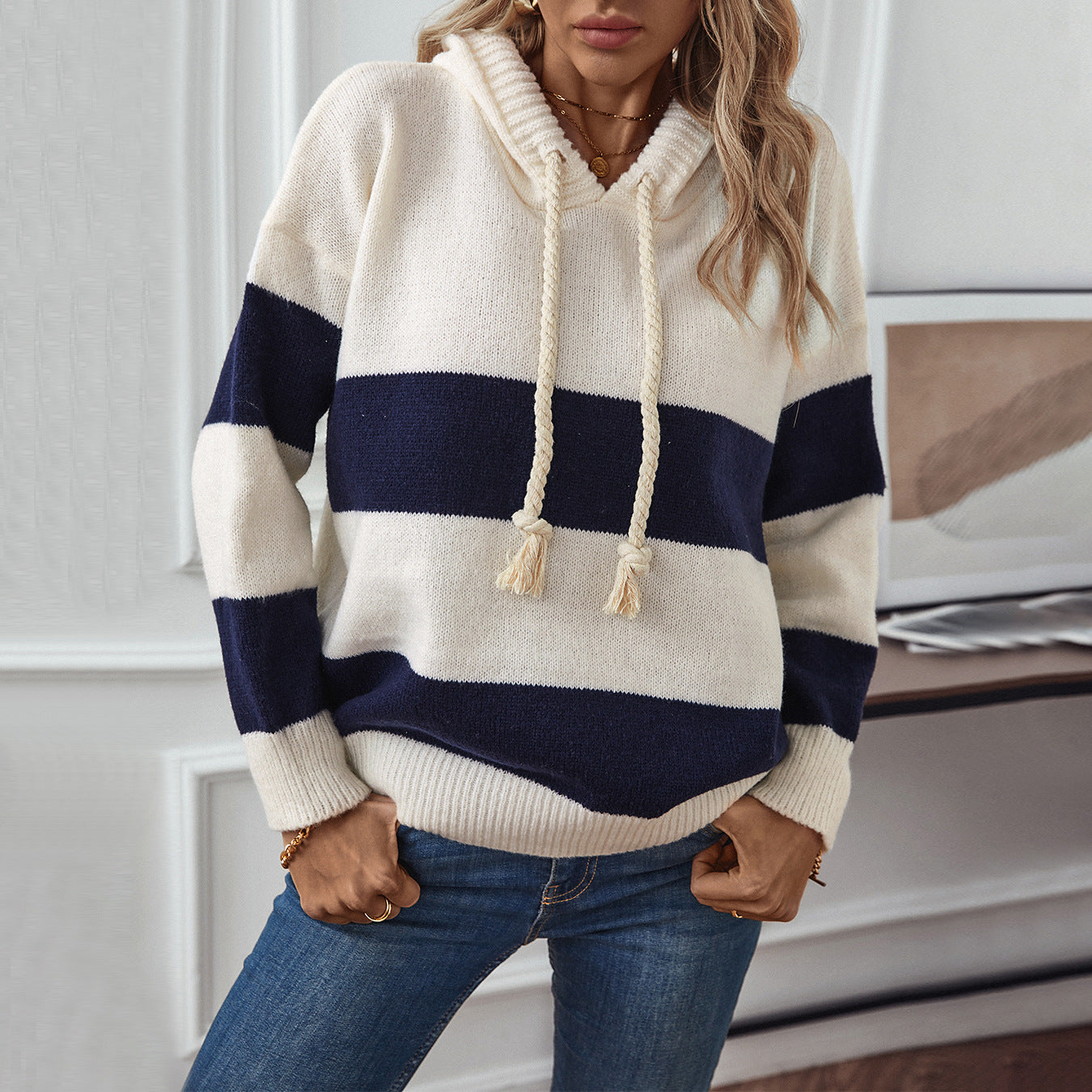 Sweat à capuche pour femmes avec de larges rayures et un matériau doux Chic und Stil