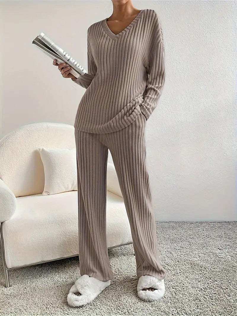 Costume en tricot élégant pour femmes avec décolleté en V et taille latérale Chic und Stil