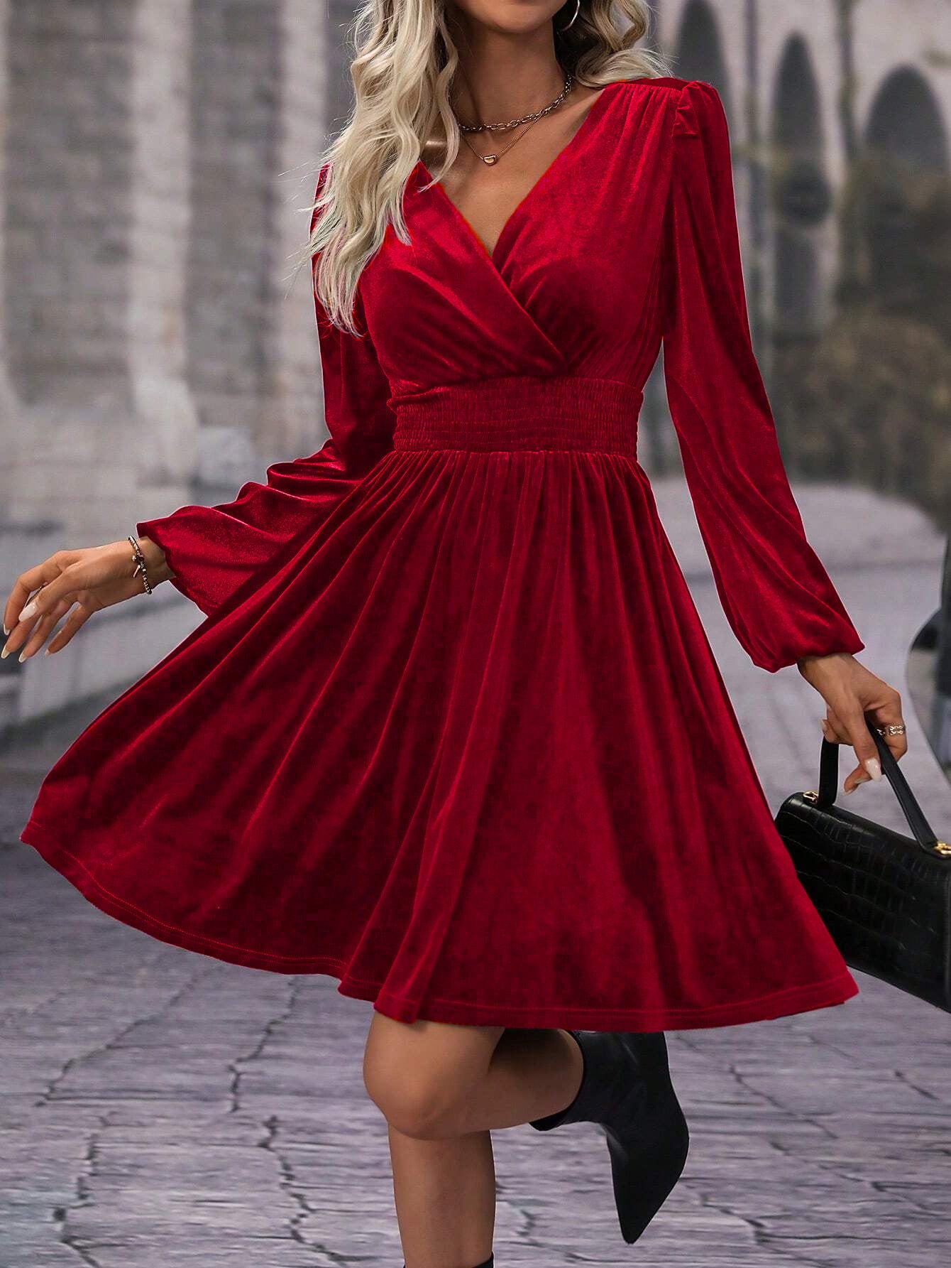 Robe patineuse pour femmes avec élégants fronces et décolleté en V Chic und Stil