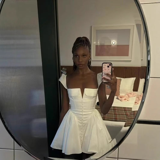 Robe mini pour dames avec des éléments de volants volumineux et un détail de bouton Chic und Stil