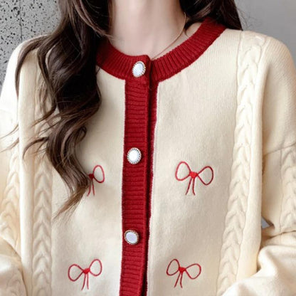 Dames cardigan en tricot confortable avec des appliqués en nœud et un motif en torsades Chic und Stil