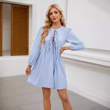 Robe cintrée pour femmes avec ouverture à nœud et manches ballon Chic und Stil