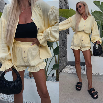 Fashionable women's loungewear set with bow-shaped top and ruffled shorts Chic und Stil