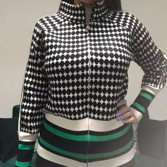 Pull en tricot sportif pour femmes avec col montant et motif graphique Chic und Stil