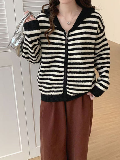 Casual knitted pullover for women with hood and zipper Chic and Style