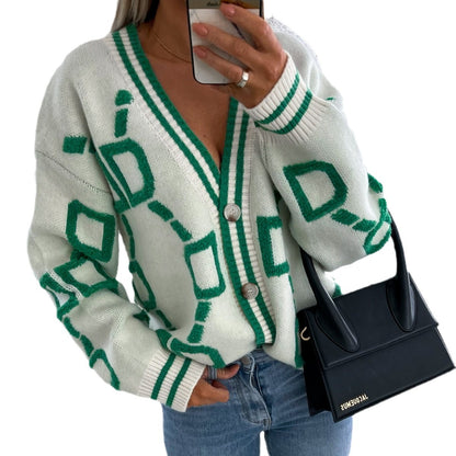 Cardigan pour femmes avec un motif géométrique moderne et un matériau doux Chic und Stil