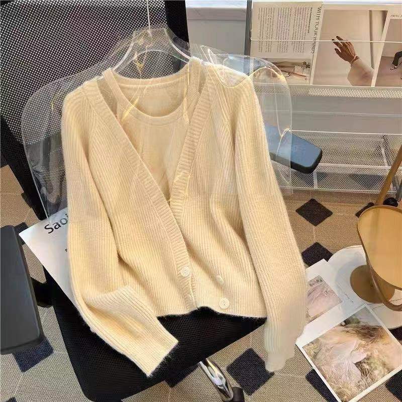 Pull décontracté pour femmes avec un décolleté en V profond et des détails de boutons Chic und Stil