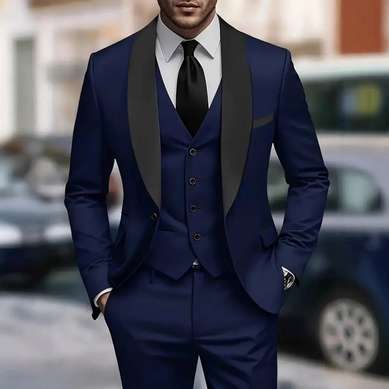 Costume élégant pour hommes avec une coupe slim et un revers en satin luxueux Chic und Stil