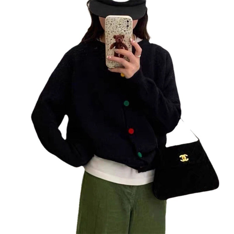 Dames cardigan en peluche avec des détails de boutons colorés et une coupe moderne Chic und Stil