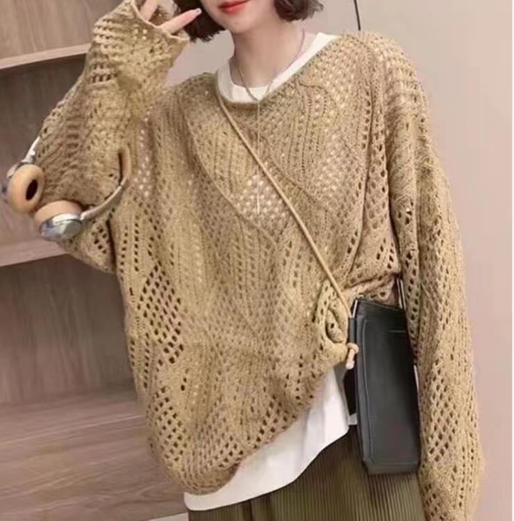 Chunky knit pullover for women with an innovative hole pattern and a relaxed fit Chic and Style