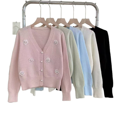 Dames gilet douillet en tricot avec broderie de fleurs et boutons en perles Chic und Stil