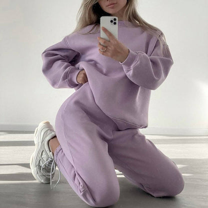 Casual set for women in oversized sweatshirt and jogger pants Chic und Stil