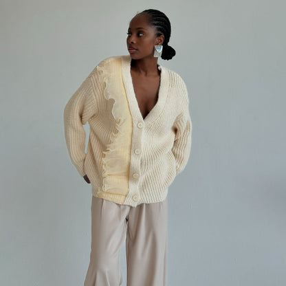 Cardigan pour femmes avec détails en volants et fermeture à boutons Chic und Stil