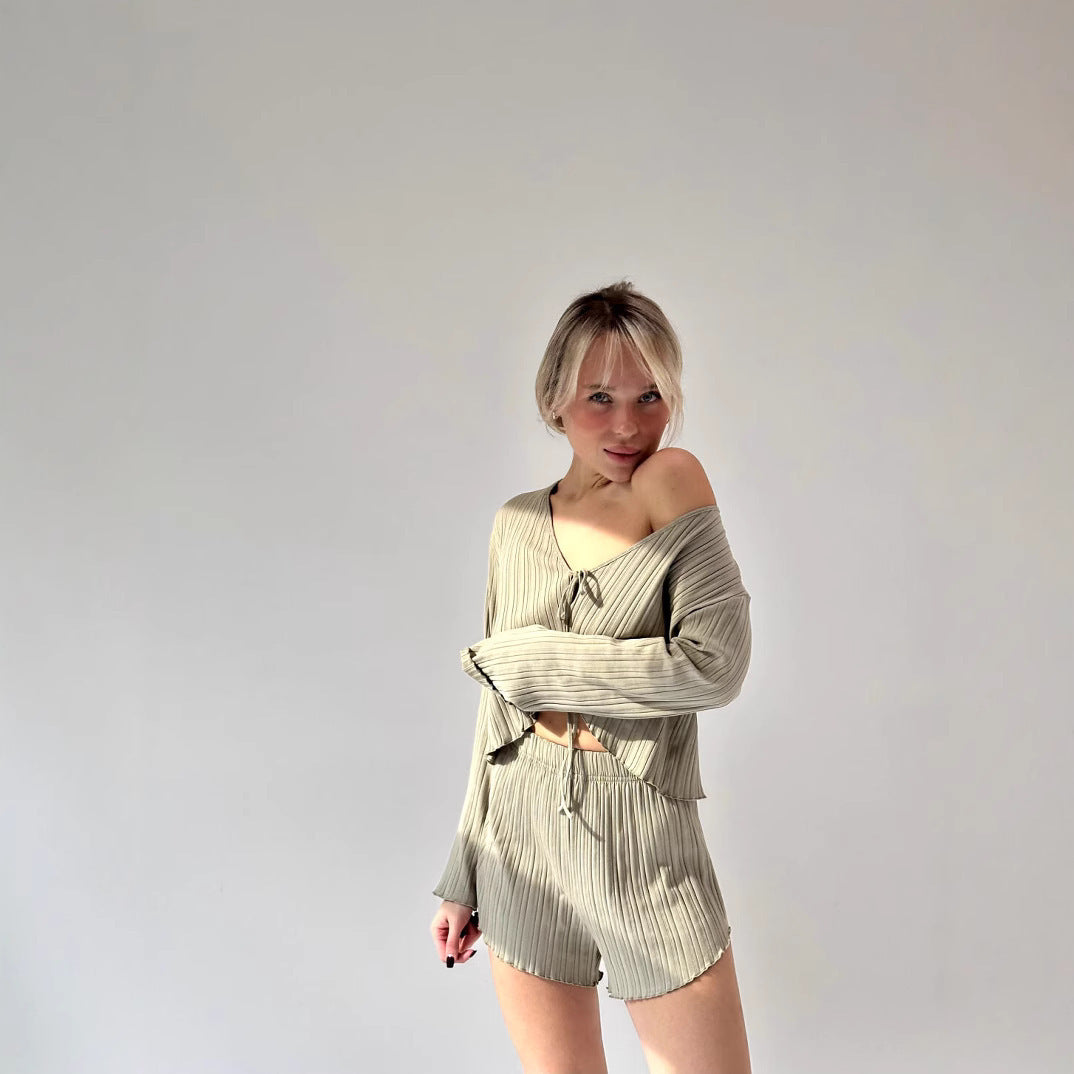 Dame Élégant Haut Court avec un décolleté en V flatteur et des manches largement coupées Chic und Stil