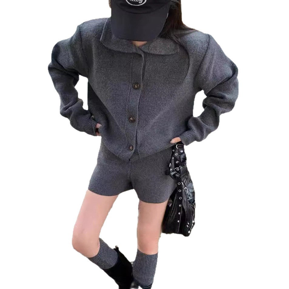 Veste en tricot tendance pour femmes avec détail de bouton et shorts assortis Chic und Stil